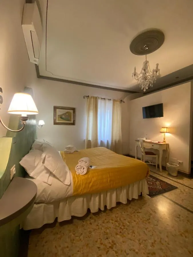 Palazzo Mari Suite & Rooms B&B Montevarchi Bed & Breakfast